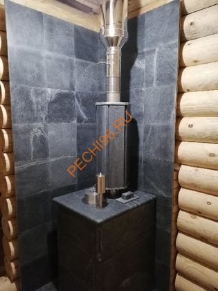 Печь банная ИзиСтим Геленджик в трёхстороннем кожухе из талькохлорита Печь банная ИзиСтим Геленджик в трёхстороннем кожухе из талькохлорита